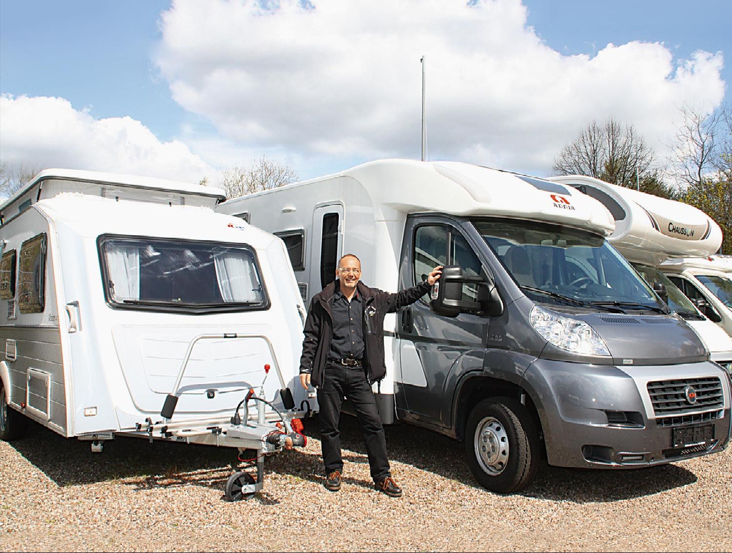 Wolfgang Fornacon steht vor einem Wohnmobil und einem Caravan in Hamburg Wandsbek Hamburg H