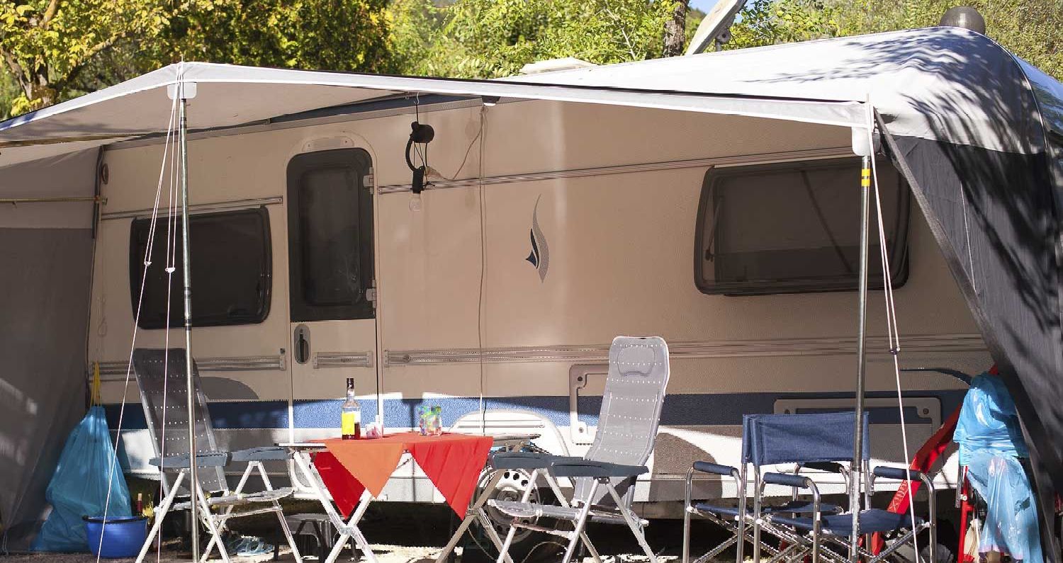 Wohnwagen bzw. Caravan auf Campingplatz mit Zubehör