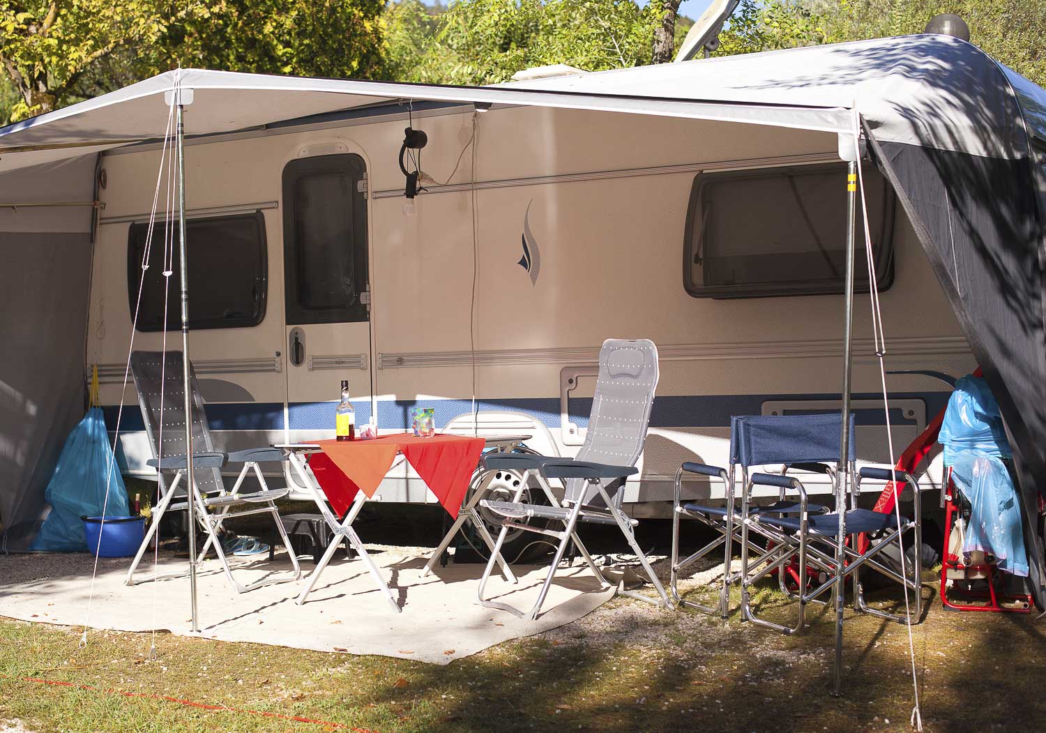 Wohnwagen bzw. Caravan auf Campingplatz mit Zubehör