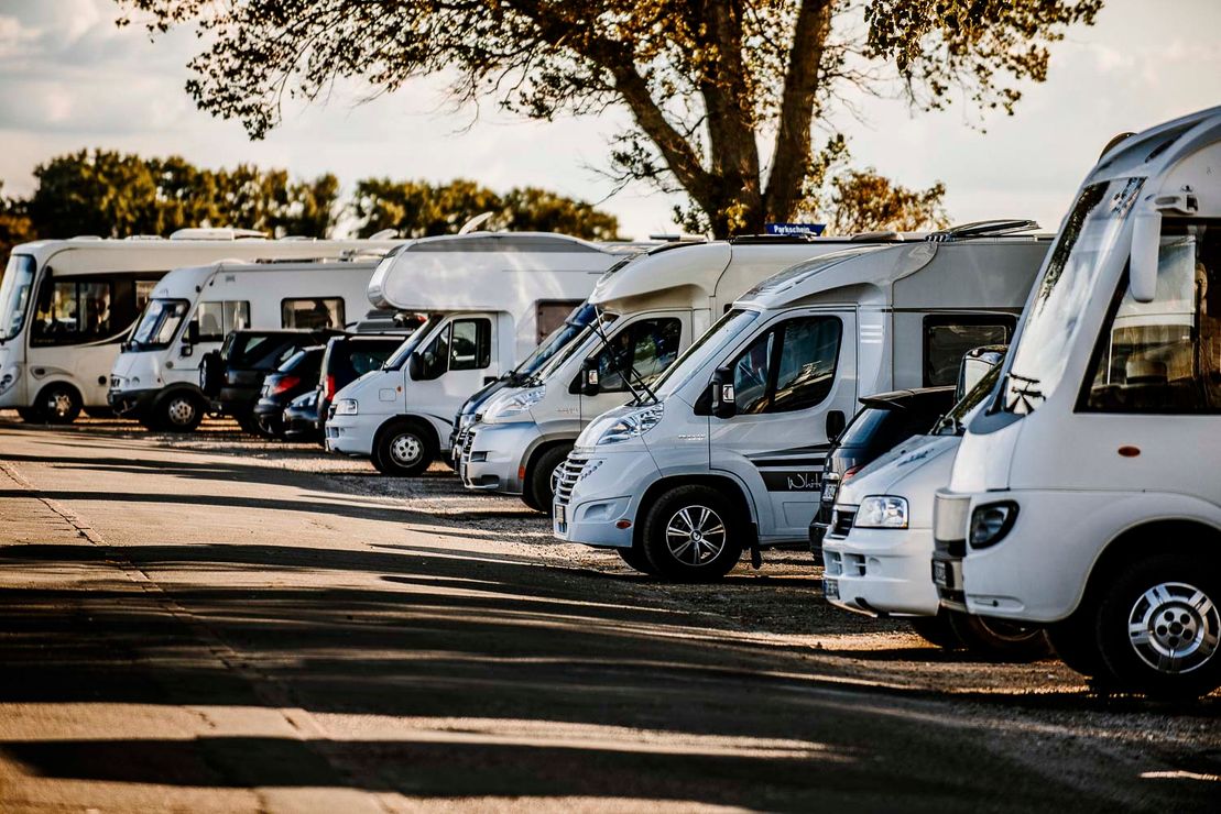 Verschiedene Wohnmobile auf einem Parkplatz