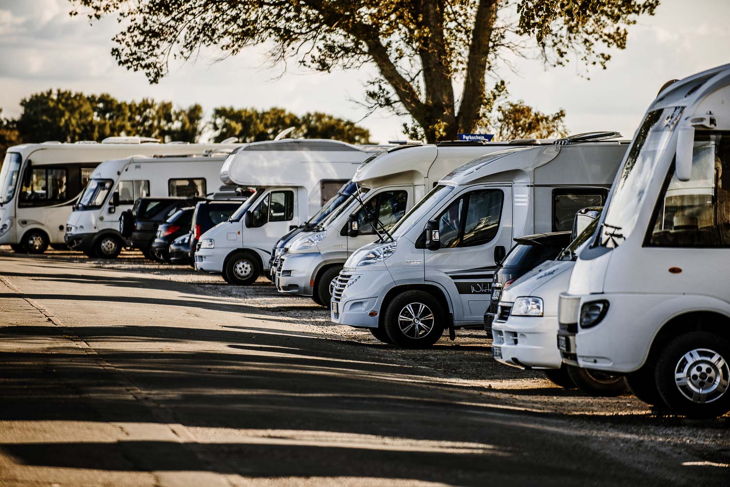 Verschiedene Wohnmobile auf einem Parkplatz